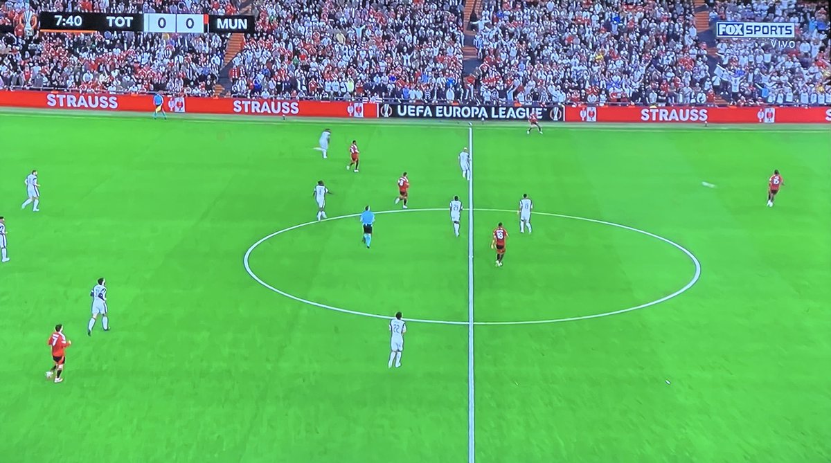 mhsilva's tweet photo. Vean la belleza de transmisión de Fútbol, @FOXSportsMX entiende el respeto por el juego.

A ver si les da un poquito de vergüenza a @TUDNMEX @AztecaDeportes que nos atiborran con comercialización grosera, recortando la pantalla, anuncios, comentarios, un verdadero asco!

#LigaMX https://t.co/4mHIcau07L