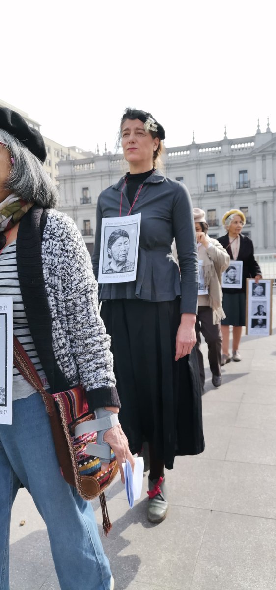 Un Recado de Gabriela Mistral a Boric fue entregado hoy en La Moneda, una acción organizada por el colectivo G80. ¿Donde está Julia Chuñil? pregunta Gabriela Mistral, que  defendió la tierra como  hacía la dirigenta mapuche. "Somos Gabriela, preguntando." <a href="/El_Ciudadano/">El Ciudadano</a>