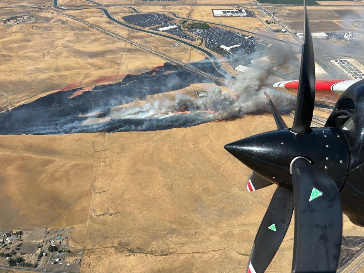 calfireSCU's tweet photo. @AlamedaCoFire @LPFDFirefighter 🚁 Aerial perspective from CAL FIRE Air Attack 460 earlier today over the #MidwayFire  
🔥 Exceptional teamwork by all responding agencies!  #CALFIRE #Wildfire https://t.co/MijSFUoaDx