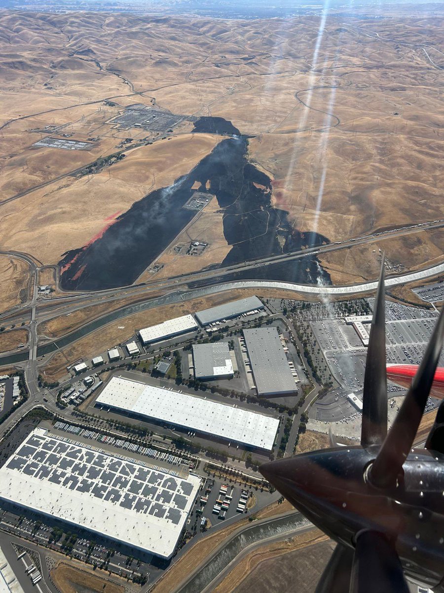 calfireSCU's tweet photo. @AlamedaCoFire @LPFDFirefighter 🚁 Aerial perspective from CAL FIRE Air Attack 460 earlier today over the #MidwayFire  
🔥 Exceptional teamwork by all responding agencies!  #CALFIRE #Wildfire https://t.co/MijSFUoaDx