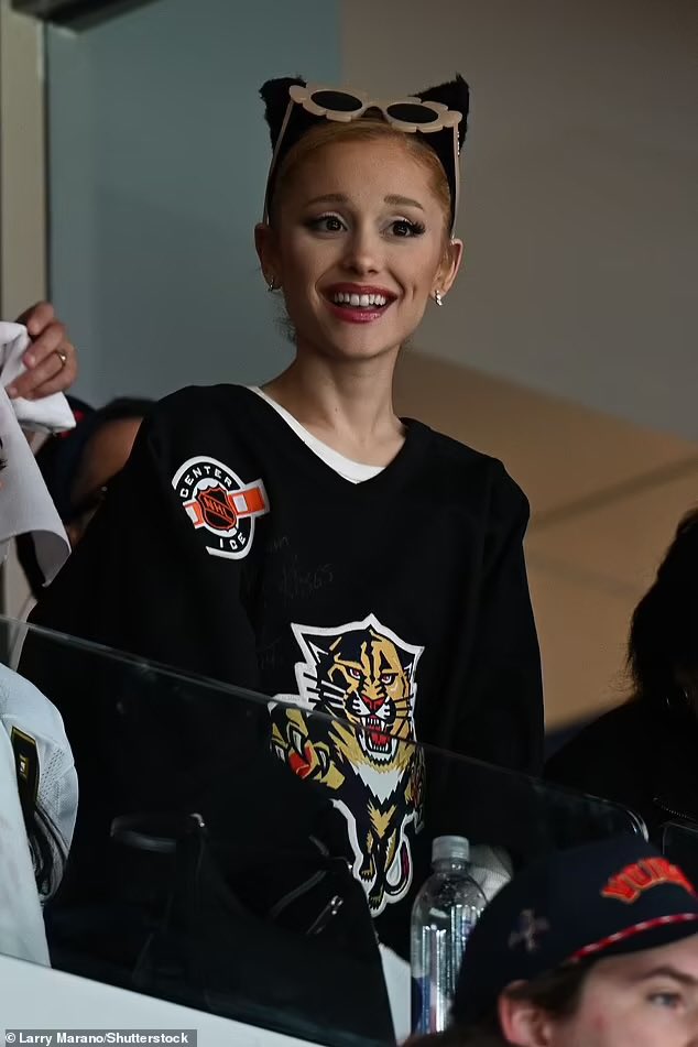 FernSig01's tweet photo. @FlaPanthers Ariana Grande > Petey Pablo.  #TimeToHunt https://t.co/AxSy9iZo03