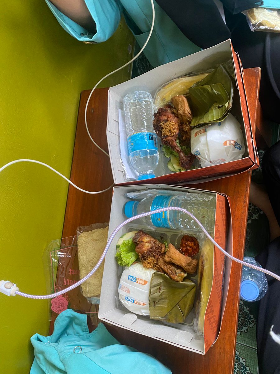 ciyambis's tweet photo. 💥PT. Unza Vitalis kita dapet parfum, deodorant, body spray (seseruuu ituu🫰🏻) ini keknya bakalan jadi kunjungan terakhir sblm magang deh😿

*gk lupa nasi box nya uns food tercintaa https://t.co/mVxsMH9c3A