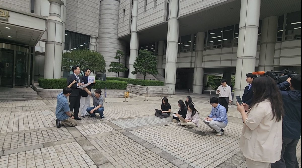 지귀연 재판장, 오늘 또 비공개 재판 벌써 6번째

이 같은 비공개 결정에 법정에서 이의를 제기했습니다. 

재판장님, 저는 이 재판의 피고인 김용현 고발인 군인권센터 임태훈 소장입니다. 이 재판의 진행과 관련하여 이의가 있습니다. 

군인권센터는 이 재판을 포함하여 모든 내란죄 재판을