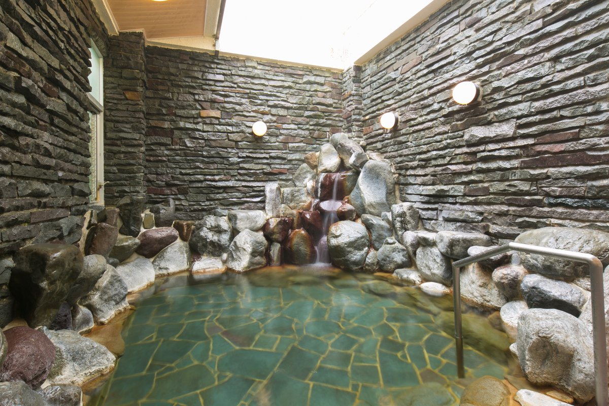 Forest_Resort25's tweet photo. ♨ #湯かけまつり ♨
いよいよ明日！19：30～21：00まで大賑わいです♪
#ゆがわら万葉荘 で空室あり！#スタンダードプラン や #シニアプラン をはじめ #素泊り や #1泊朝食 も販売中です♪
この機会に是非！#昭和レトロ な万葉荘に泊まって、#湯河原温泉 年イチのイベントへ♪ https://t.co/g1otS5jKWS