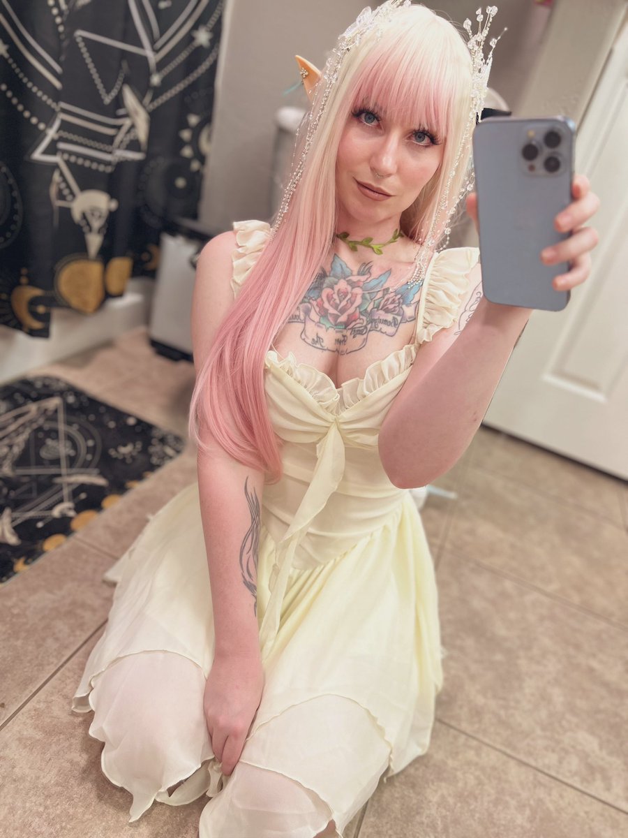 Ivybliss420's tweet photo. I look like a good girl when I sit like this…
But don’t be fooled—I do what I want and I look damn cute doing it 😈
💋 Deal with me: https://t.co/XWvNos5RkL
#NSFWBabe #ElfBabe #AltModel #OnlyFansBaddie #TattooedGirls https://t.co/rJX2B8vbLb