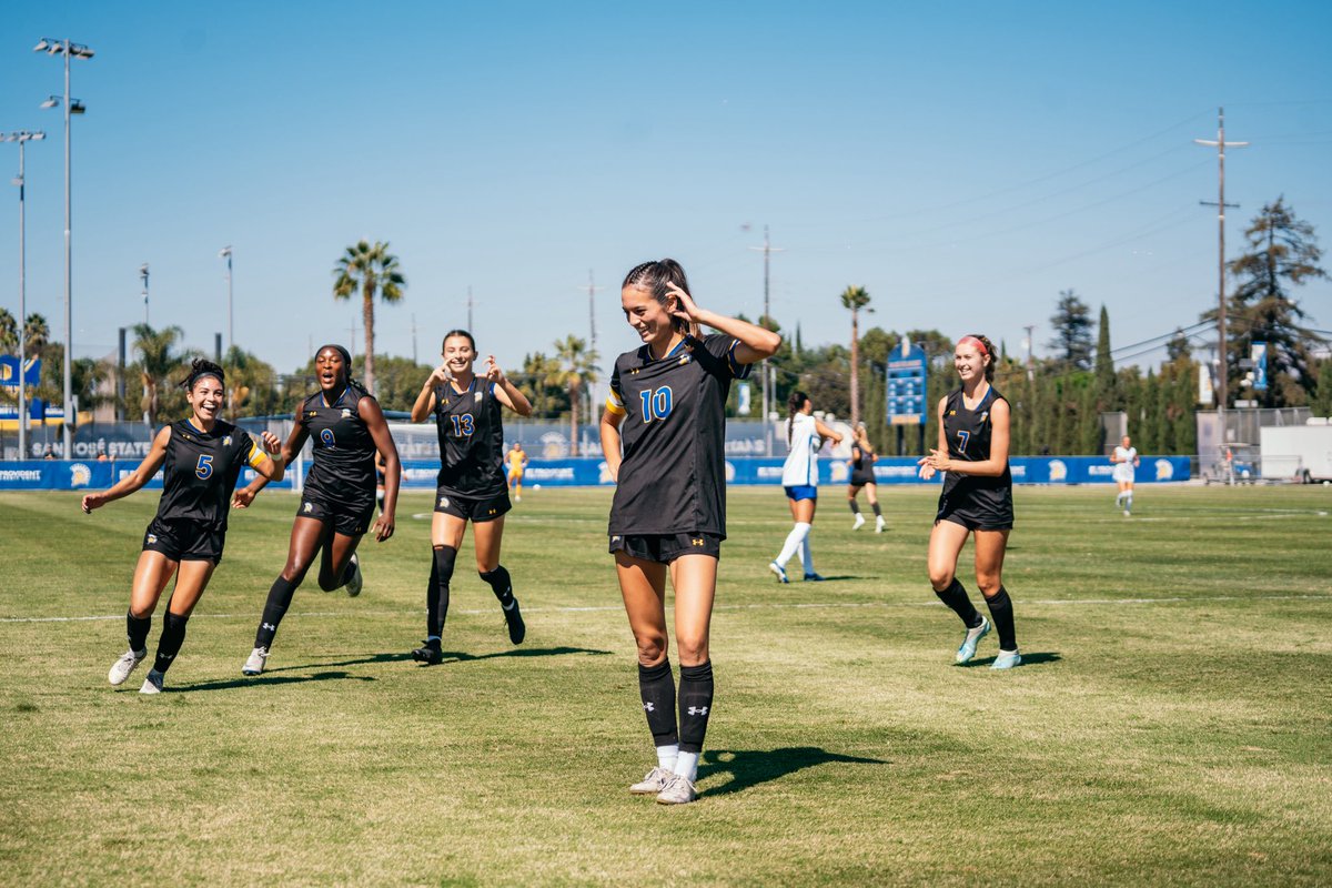 CONGRATS Flo! 🎓🎉

Flo is graduating with her Bachelors Degree in Creative Advertising ✨

She is currently playing professional soccer in Ireland ⚔️

#AllSpartans
