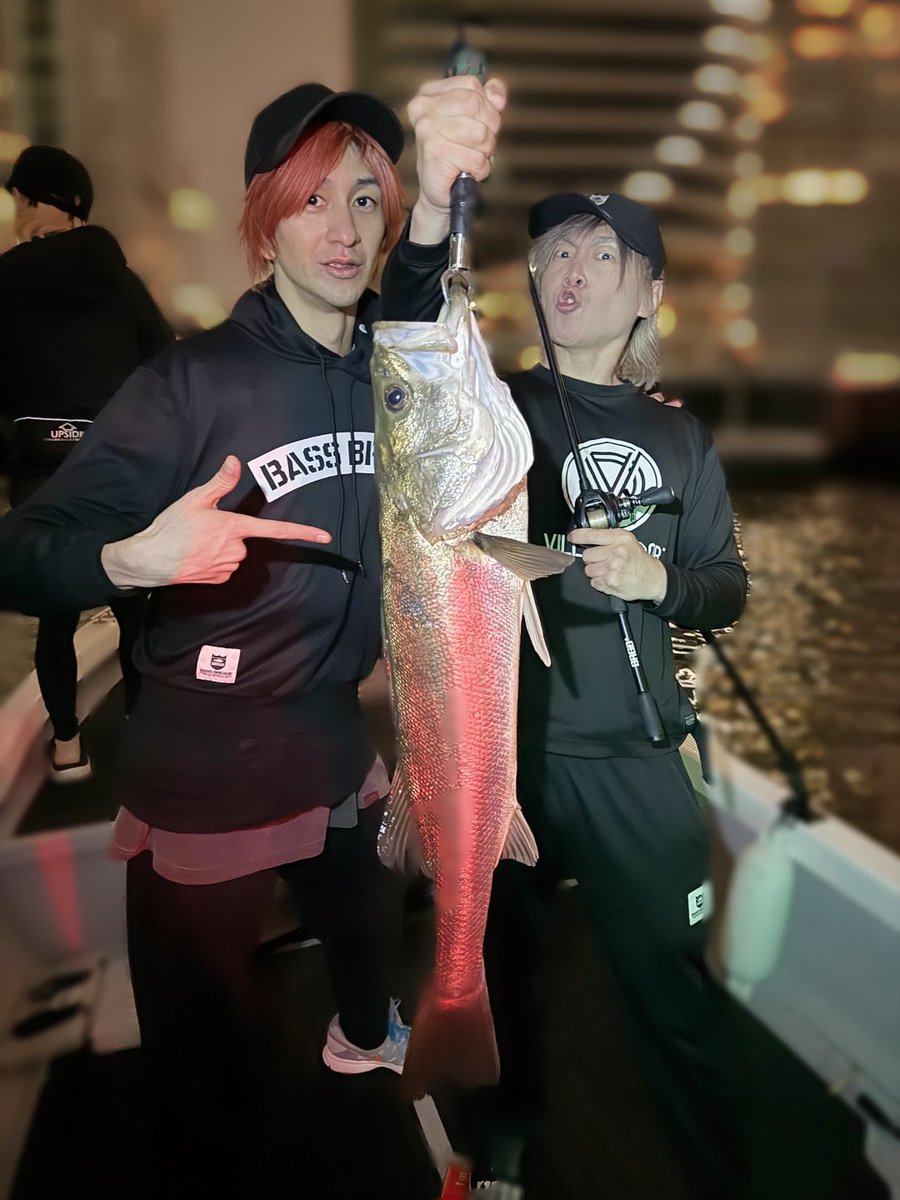 HIDEHIRO兄貴です。
昨夜は釣り弟子の
MIYAKO(LOVEBITES)・DAICHI(GACKT YFCz)・ヨハネスを引き連れて、東京湾シーバス釣行へ！！🎣🛥️
時期的にはかなりシビアで難易度の高い時期なのですが、持ち前のメタル魂と筋肉根性で、ランカーサイズとなる８０オーバー２本、７０オーバー3本、それ以下複数匹。