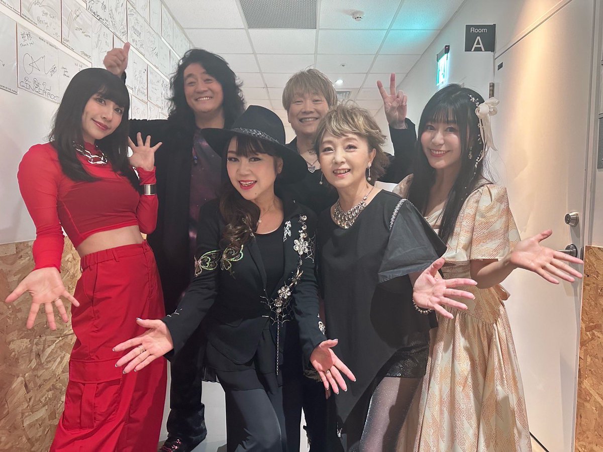 yonekurachihiro's tweet photo. SRS2025Taipei 写真④

出演者ショット♥️

敬愛する大好きな皆様と台北をご一緒できて、米倉はとっても幸せでしたぁぁ💕🥰

どうもありがとうございました💖✨🎉

#SRS台北 #SRS2025Taipei 
#ZeppNewTaipei 
#堀江美都子 #影山ヒロノブ #MIQ #福山芳樹 #米倉千尋 #玉置成実　
#yonekurachihiro #chihiroyonekura