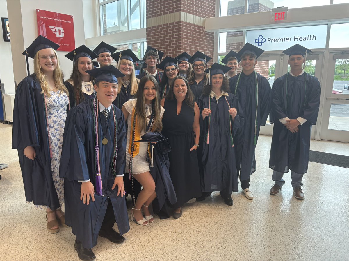 Mrs_Stickel's tweet photo. This will be a hard group to beat. Congrats to the class of 2025, especially #Advisory121 💕 https://t.co/eioVd3Lehe