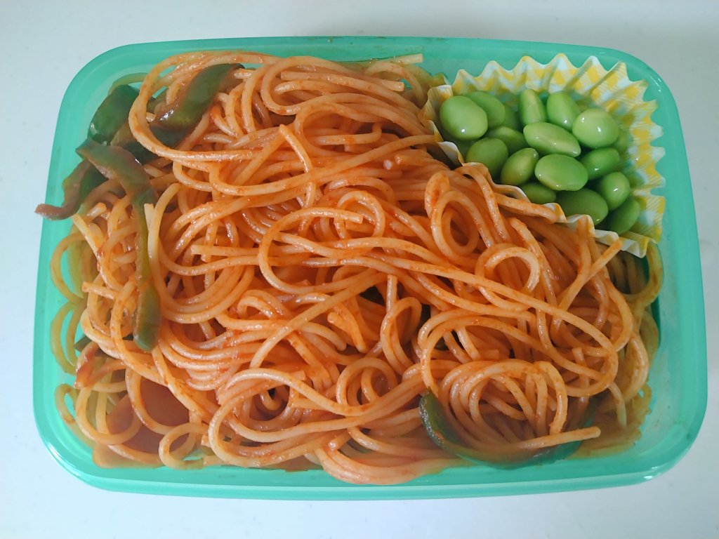 fukumenhobby's tweet photo. うどんばかりだといずれ飽きると思って、ナポリタン弁当を作ったら作り過ぎた・・・。溢れんばかりの量に。茹で過ぎ注意。なお、パスタはやっぱり長時間置くと固まる。味は問題ないが少し食べにくかった。工夫しないとね。 https://t.co/PUJF3MtUQ0