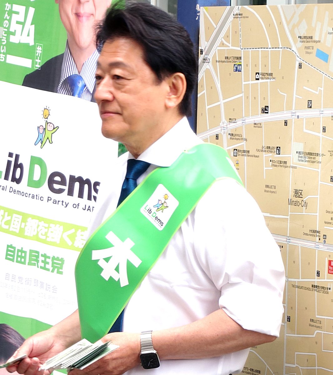 kanno_TokyoMA's tweet photo. 今朝は青山の表参道駅からスタートしました。地元の三田あきらさんと朝のごあいさつをし、多くの方から激励をいただきました！ありがとうございます。
#港区 #かんの弘一 https://t.co/XosOj3iTaH
