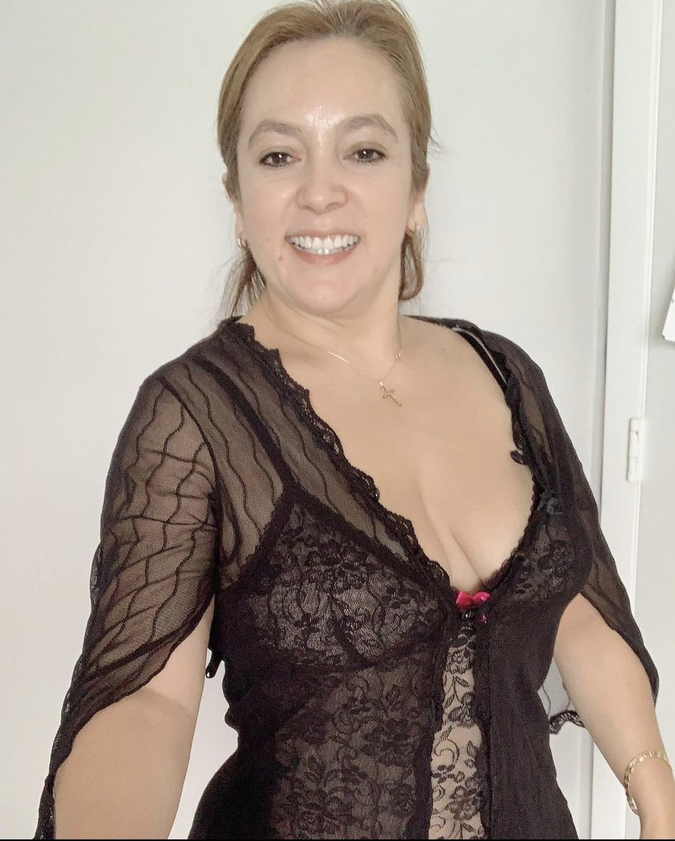 AlexPer46075351's tweet photo. Me exita tanto que mi ex maestra me reciba tan sexy 🔥y darme el placer de orinarla antes de coger para luego llevarle su boca su ano y vagina con mi leche😈🍆 https://t.co/PS7Q0k6lZu