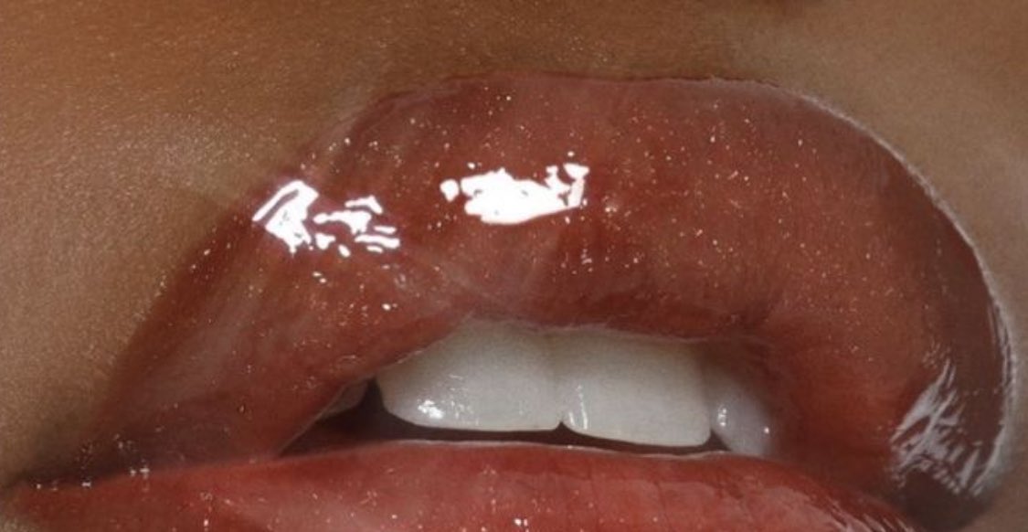 faiththegemini's tweet image. I don’t care how glossy my lips are… I’m still applying lip gloss. Y’all gon see these voluptuous lips today