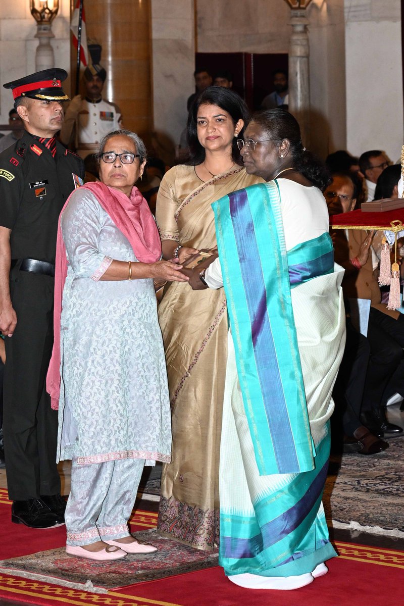 TigerCharlii's tweet image. Colonel Manpreet Singh,SM
19 RR / 12 Sikh Light Infantry
From: Punjab

Awarded Kirti Chakra (posthumously)

He made supreme sacrifice fighting #Pakistan terrorists in Jammu and Kashmir
Salute 🇮🇳 
#IndianArmy