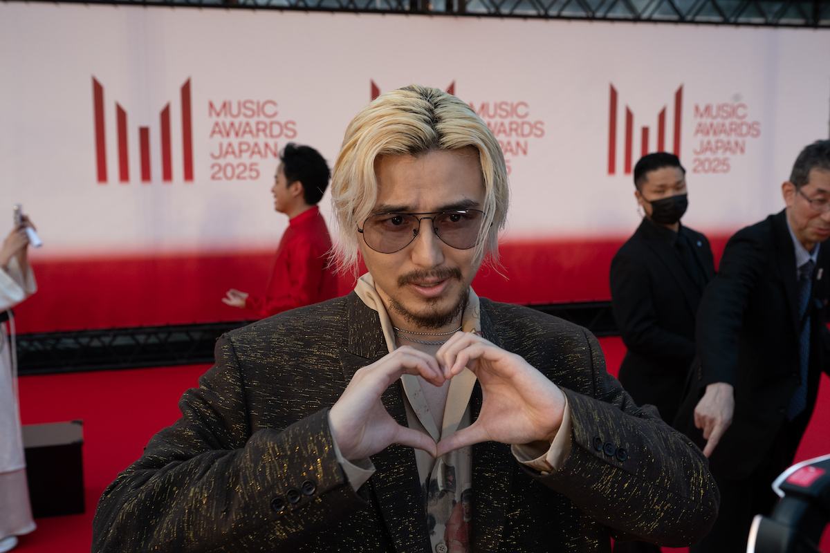 オリジナル写真】藤井 風、個性的なスーツで『MUSIC AWARDS JAPAN 2025