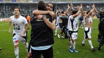 NahuZarza's tweet photo. Nadie daba un peso por nosotros, fuimos, goleamos, bailamos, ascendimos y festejamos.

"Son 11 que tienen un miedo bárbaro...cuando cometan dos errores empieza el murmullo muchachos, cuando empieza el murmullo va a ser un festival nuestro"

Asi fue, un festival de todo Floresta https://t.co/RDcqyTLuRC