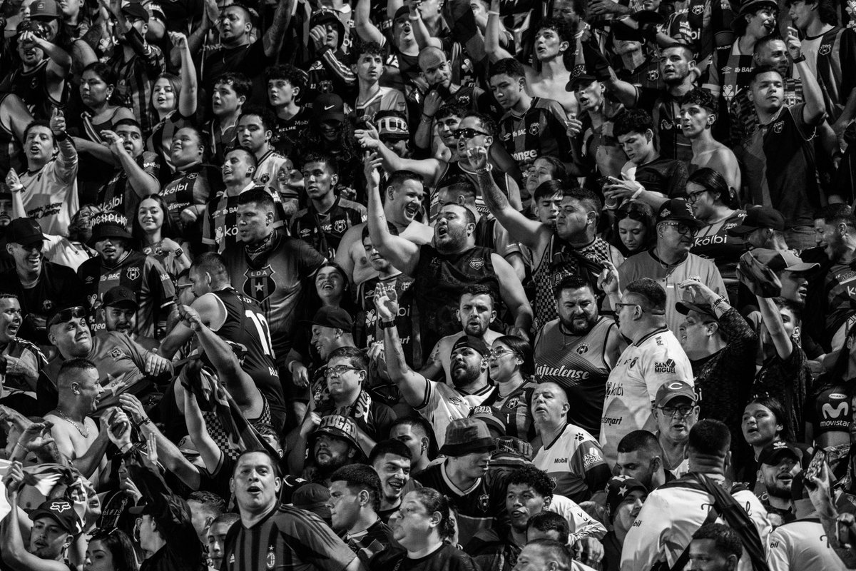 El rojinegro 🔴⚫️ en blanco y negro vs saprissa