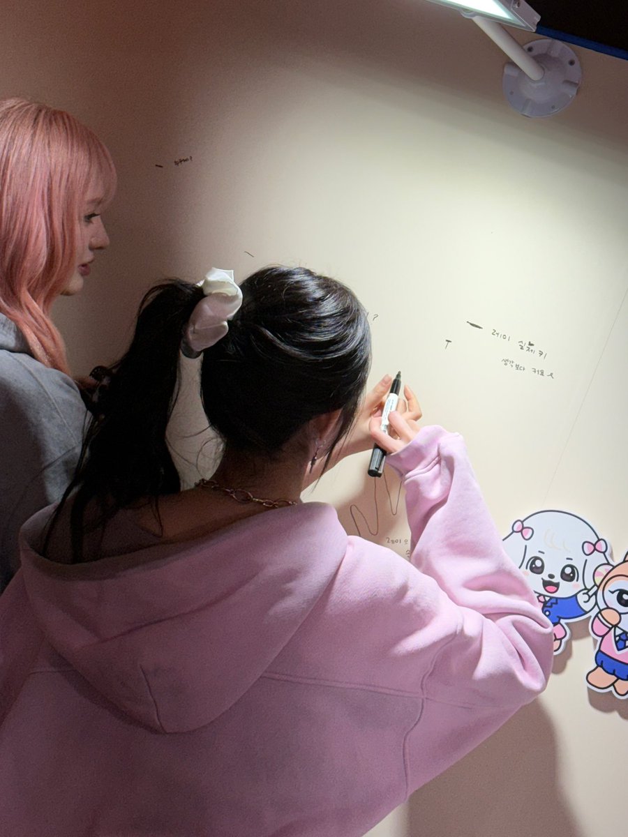 IVEstarship's tweet photo. 📸
𝙼𝙸𝙽𝙸𝚅𝙴 𝚂𝙲𝙷𝙾𝙾𝙻 𝚒𝚗 𝙸𝚅𝙴 🏫🎀

#IVE #아이브 
#MINIVE #미니브 
#MINIVESCHOOL #미니브스쿨
#MINIVESCHOOL_IN_SEOUL https://t.co/UOf4j2XaKl