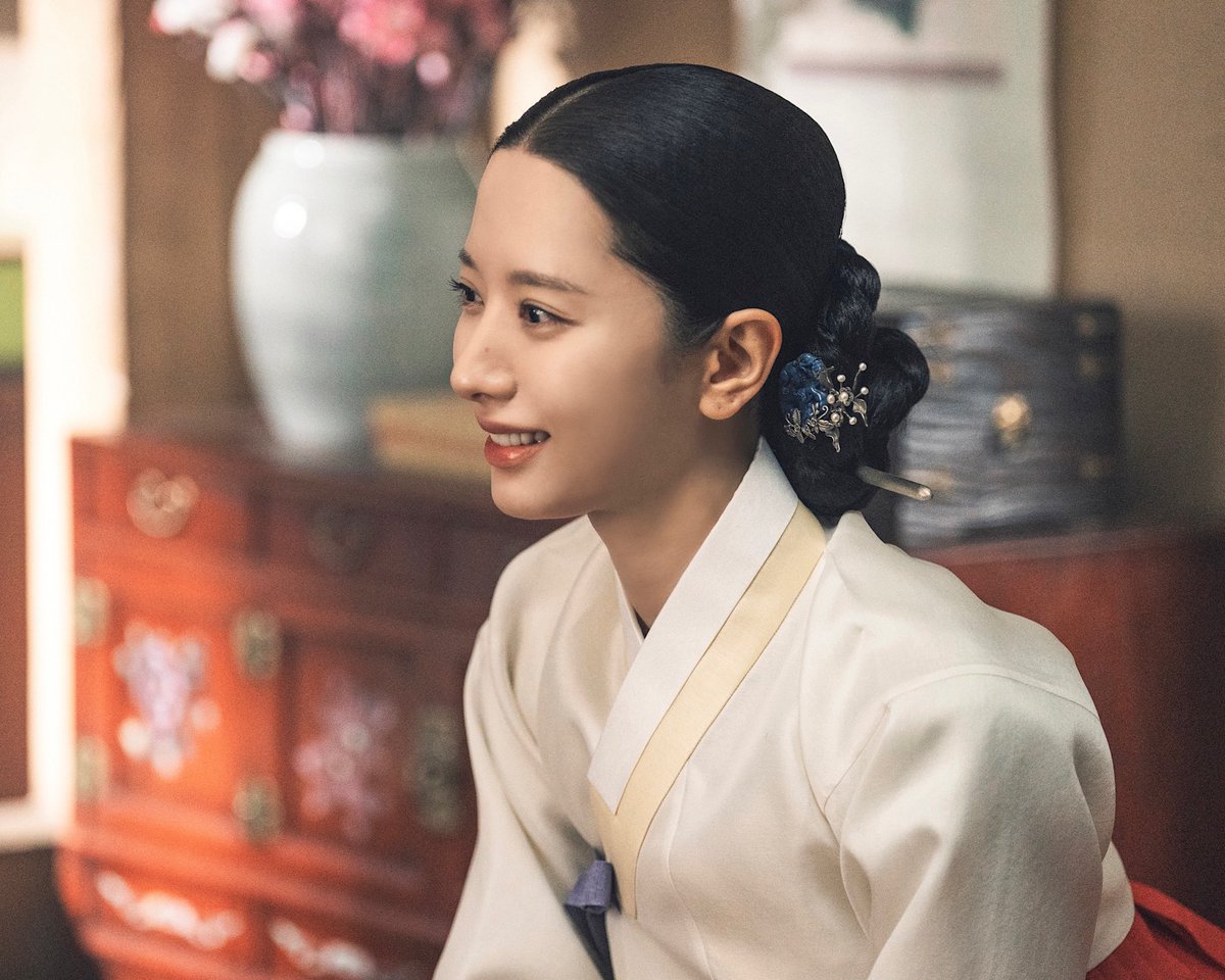 [#PHOTO]
적중률 819% 기원🙏🏻
화경여리 비하인드 단독 입수📸

오늘(23일, 금) 밤 10:00
SBS <귀궁> 11회

#김지연 #KimJiYeon
#귀궁 #TheHauntedPalace #여리