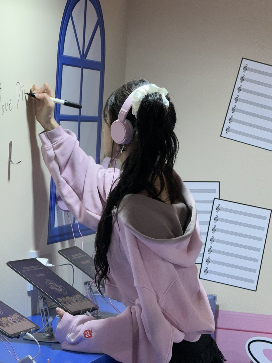 IVEstarship's tweet photo. 📸
𝙼𝙸𝙽𝙸𝚅𝙴 𝚂𝙲𝙷𝙾𝙾𝙻 𝚒𝚗 𝙸𝚅𝙴 🏫🎀

#IVE #아이브 
#MINIVE #미니브 
#MINIVESCHOOL #미니브스쿨
#MINIVESCHOOL_IN_SEOUL https://t.co/uqdpKhh4Sy