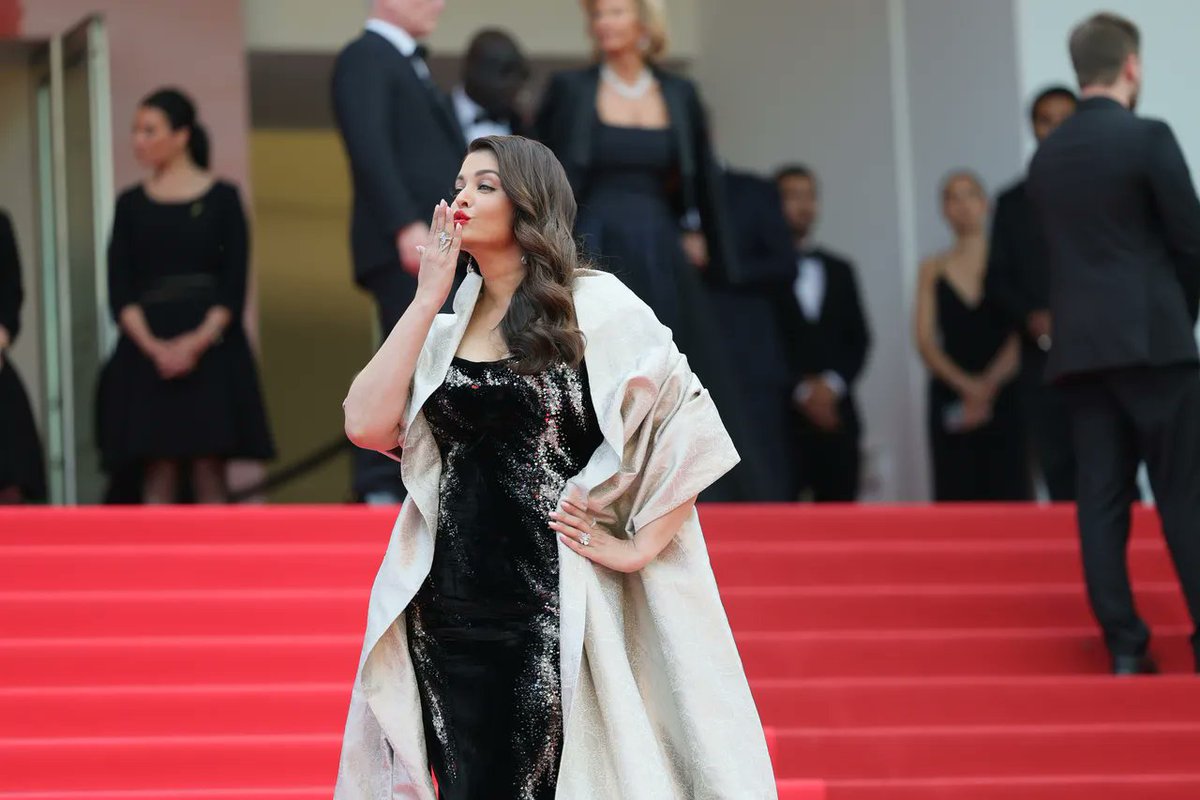 Sahil48543's tweet photo. Back-to-back slay. Aishwarya Rai’s second Cannes look proves that when it comes to global red carpets, she’s still the benchmark. The internet can’t stop talking — and neither can we. #Cannes2025
#AishwaryaRai https://t.co/A7M3F9VKhF