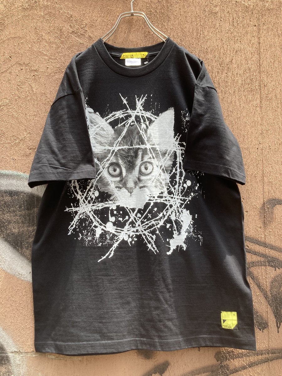 uvcss_junkside's tweet photo. 本日は可愛い六芒星キャットBIGTシャツのご紹介です‼︎
こちらのTシャツはつぶらな瞳の猫ちゃんがとても可愛いアイテムとなっております♪
背面はシンプルなので前面のインパクト大です‼︎
#アキバの洋服屋 #ジャンクサイド #秋葉原 #BacksideOfTokyo #Akihabara https://t.co/KnL06GdMKi