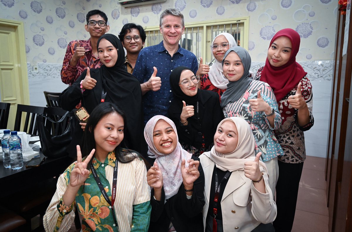 KonJenMakassar's tweet photo. Pleased to introduce @DubesAustralia to members of #OZAlum #IKAMA, recognising their valuable contributions to South Sulawesi’s growth through expertise gained in🇦🇺. We also had fun connecting with enthusiastic young leaders from @iyouthdiplomacy South Sulawesi chapter. https://t.co/z1ivc8Nb0N