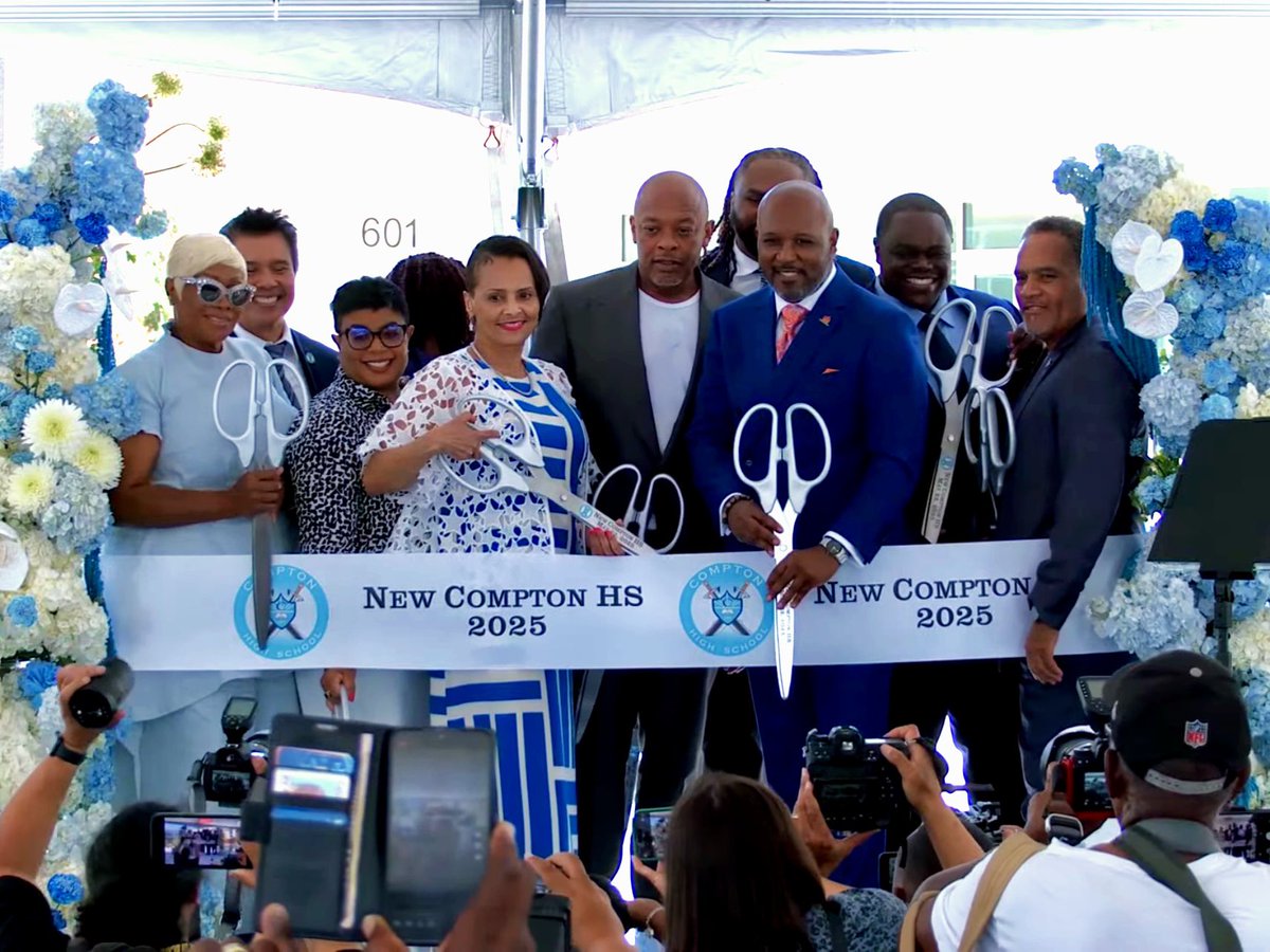 ComptonUnified's tweet photo. ๐ Today, #ComptonUnified held the official @mightytarbabes ribbon cutting ceremony opening the $200M campus in a stirring ceremony in front of the award-winning new campus. ๐โ๏ธ
๐ Read the release: https://t.co/WR9d8pp1p7
#ComptonHighSchool #BuiltByCompton #RibbonCutting https://t.co/YNYLPrNvra