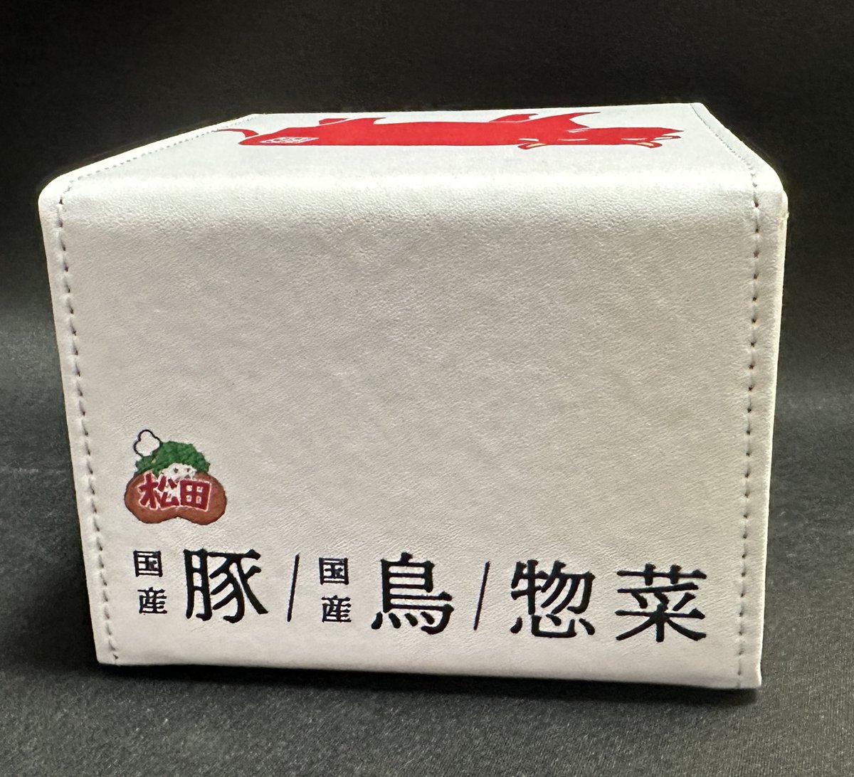 Human_Monk's tweet photo. 【マジックコンスポンサーでお馴染みの】
松田精肉店デッキーケース販売開始しました！
松田精肉店様のご厚意で作成させていただきました
６０枚カードをいれてもまだまだまだまだスペースあります。統率者収納にもぴったり
BASEで販売中▶︎https://t.co/2LcqO63HaI https://t.co/vRfxmrM8un