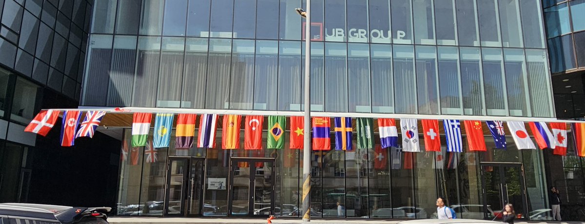 Ноднин өдийд Солонгос жуулчид УБ т хаа сайгүй буудлууд дүүрэн захиалгатай байсан нь энэ жил хоосон. Солонгосууд Өвөрмонгол руу их явж байгаа гэж байна. УБ, хөдөө амбаарт буух, хооллох мөнгөөр Өвөрмонголд 4, 5 одтой буудалд буугаад манайд үзэх харах, унаж эдлэх юмнууд тэнд хямдхан