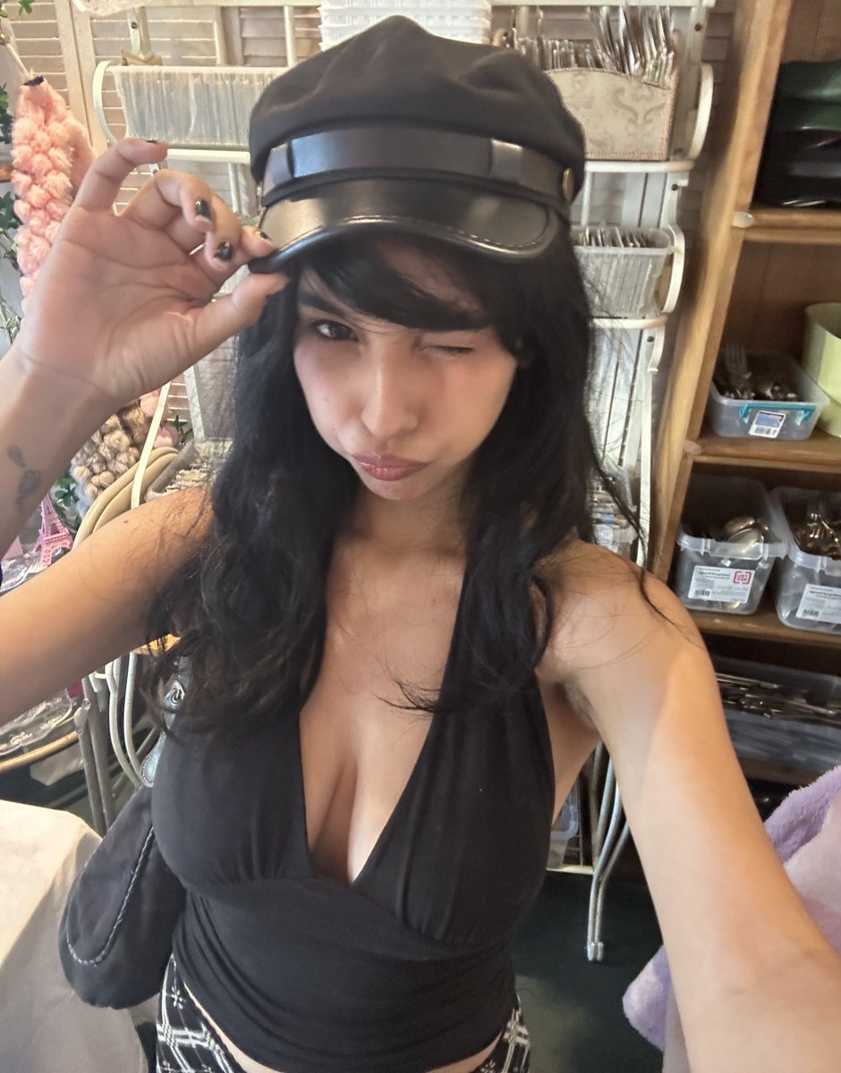 Cool hat I found at the antique shop 😼