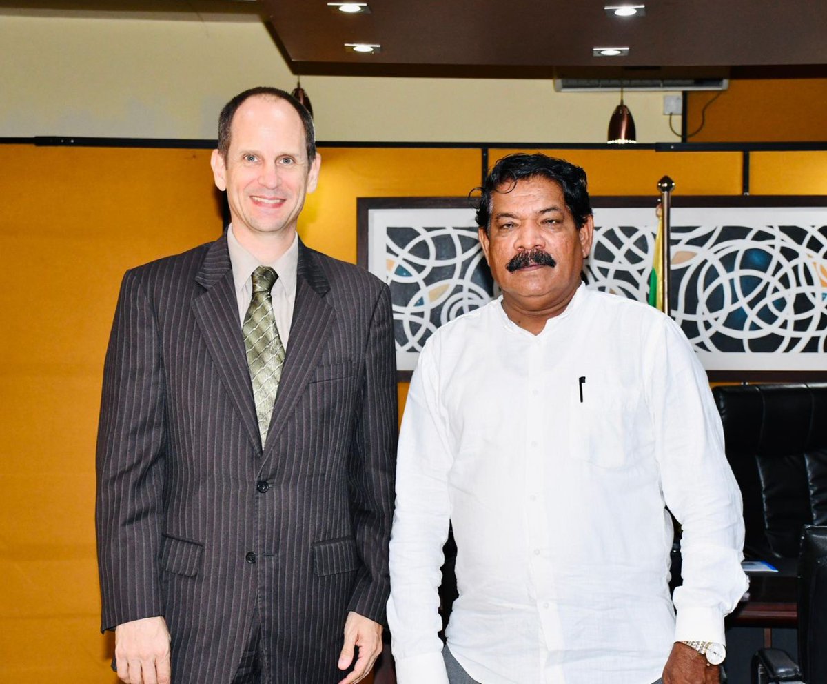 HC <a href="/AmbEricWalsh/">Eric Walsh 🇨🇦</a> met with Minister of Fisheries, Aquatic &amp; Ocean Resources, Hon. Ramalingum Chandrasekar, to discuss the opportunities &amp; challenges in the fisheries &amp; aquaculture sector. They also spoke about the need to advance inclusion across all communities.