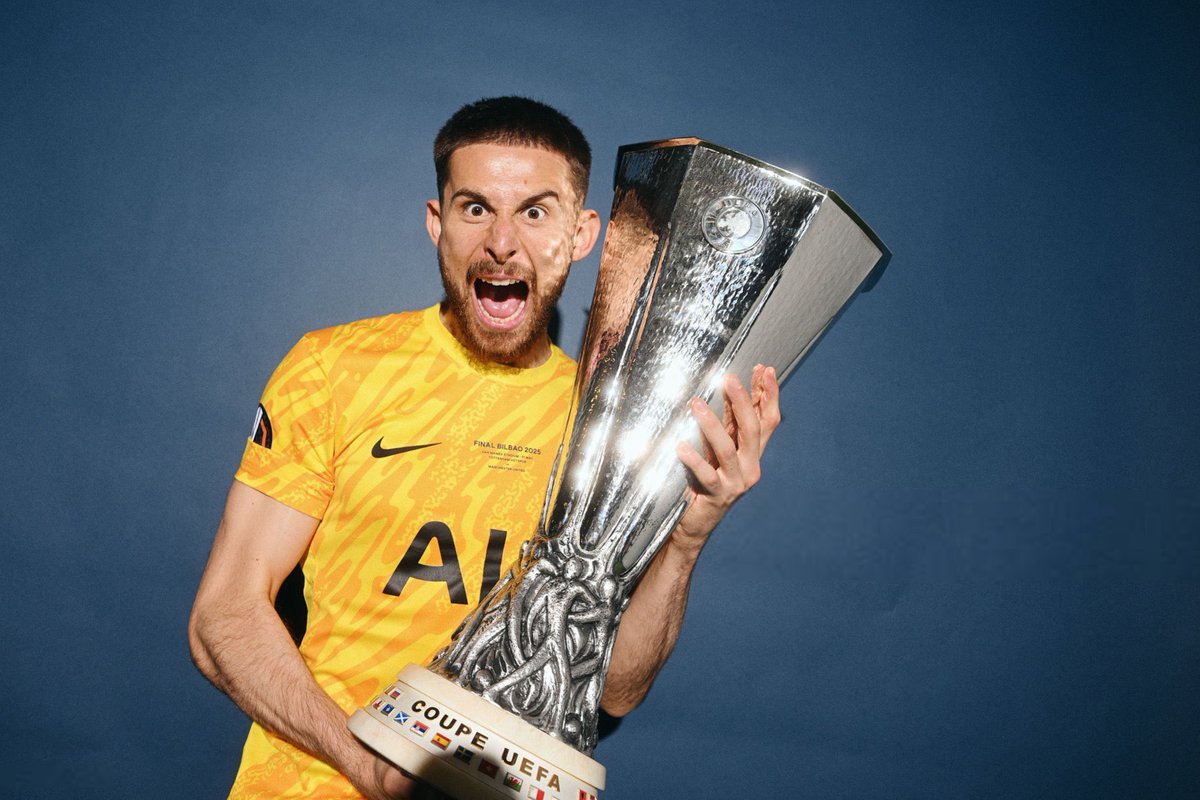 MagnusBrav's tweet photo. @WhiteHartLiz This is a great one for your collection. 🐓⚽️🤍💙🏆 https://t.co/moUM5WGvrh
