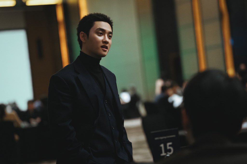 《조각도시》 사업 설명회장에서 사람들 앞에 선 안요한