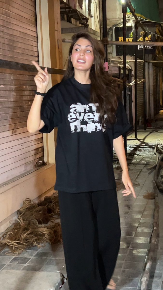 BollywoodITV's tweet photo. #RheaChakraborty spotted outside her store in #Bandra

#Bollywood https://t.co/cyi9SHT9Wz