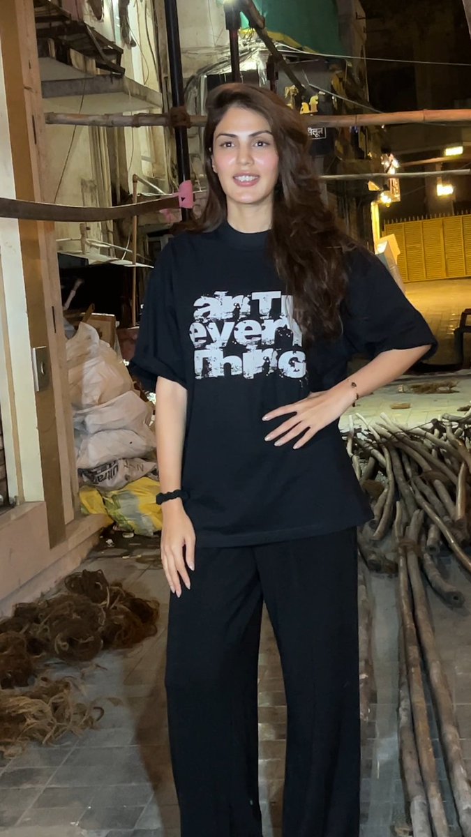 BollywoodITV's tweet photo. #RheaChakraborty spotted outside her store in #Bandra

#Bollywood https://t.co/cyi9SHT9Wz