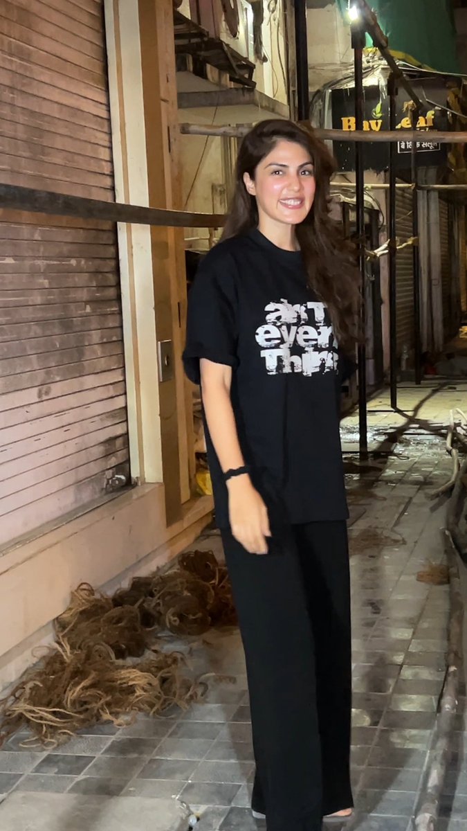 BollywoodITV's tweet photo. #RheaChakraborty spotted outside her store in #Bandra

#Bollywood https://t.co/cyi9SHT9Wz