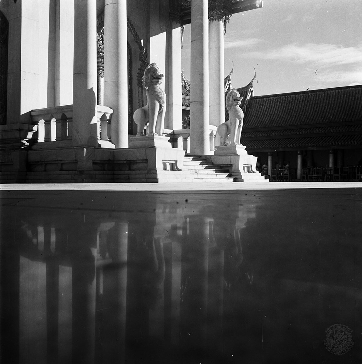 skiixy's tweet photo. PICTURING MODERNITY:
Photography and the Memory of Modern Bangkok
นิทรรศการภาพถ่ายสถาปัตยกรรมและพื้นที่เมืองกรุงเทพฯ ในช่วงทศวรรษ 1950s – 1970s ผ่านภาพถ่ายของช่างภาพ 3 ท่าน

1) ระบิล บุนนาค
2) Walter Koditek ช่างภาพชาวเยอรมัน
3) @foto_momo 

ณ ห้องสมุดคณะสถาปัตยกรรมศาสตร์ จุฬาลงกรณ์มหาวิทยาลัย
ตั้งแต่วันนี้ถึงวันที่ 13 มิถุนายน 2568 #เข้าชมฟรี
วันจันทร์-ศุกร์ 8:30-22:00น.
วันเสาร์ 10:00-16:00น

และ #กิจกรรมพิเศษ วันจันทร์ที่ 2 มิถุนายน 16:00-18:00 น.
จะมีงานเสวนาแบบคนบ้าตึกโดย วอลเตอร์ โกดิเทค ช่างภาพชาวเยอรมัน, เบียร์ (foto_momo) และพี่เทพ ธัญญเทพ สุวรรณมงคล แห่ง ThepLocation