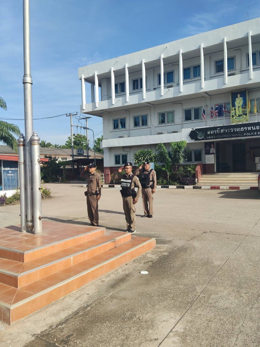 hinpolice's tweet photo. สภ.หนองหิน พร้อมให้บริการประชาชน

23 พ.ค. 2568 เวลา  08.00 น. 
ร.ต.อ.ธวัชชัย ดวงจำปา  รอง สวป.สภ.หนองหิน ทำหน้าที่ ร้อยเวร 20
ได้เรียกแถวเคารพธงชาติอบรมปล่อยแถว���ายตรวจรถยนต์ รถจักรยานยนต์และตรวจห้องควบคุม ไม่มีผู้ต้องหาในการควบคุม ห้องควบคุมสะอาดมั่นคงแข็งแรง https://t.co/paXGOWoDdn