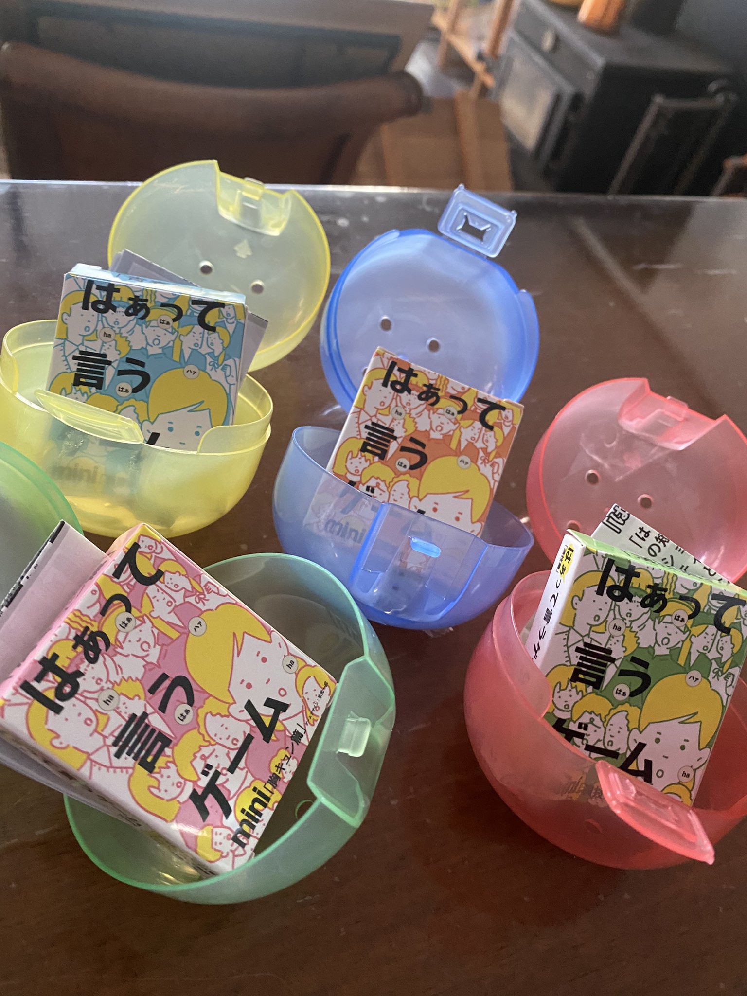 アーティストのアルバムジャケットやロゴをデザインしたピンズ