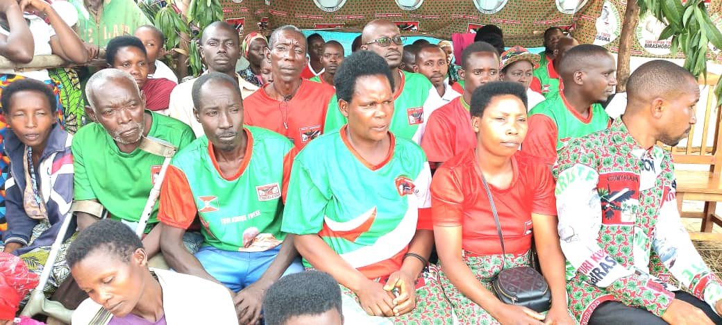 CnddFddBuhumuza's tweet photo. Umugambwe CNDD-FDD watunganije imyiyamamazo y’Abashingamateka n’abajenama ba Komine kuri une wa 22/5/2025 ku mitumba #Ngarama na #Ruyigi-rural zone na komine yagutse #Ruyigi #Buhumuza. Ibikorwa vyari bihagarariwe n’indongozi z’umugambwe muri komine batewe iteka na SGA https://t.co/50pzriFRiV