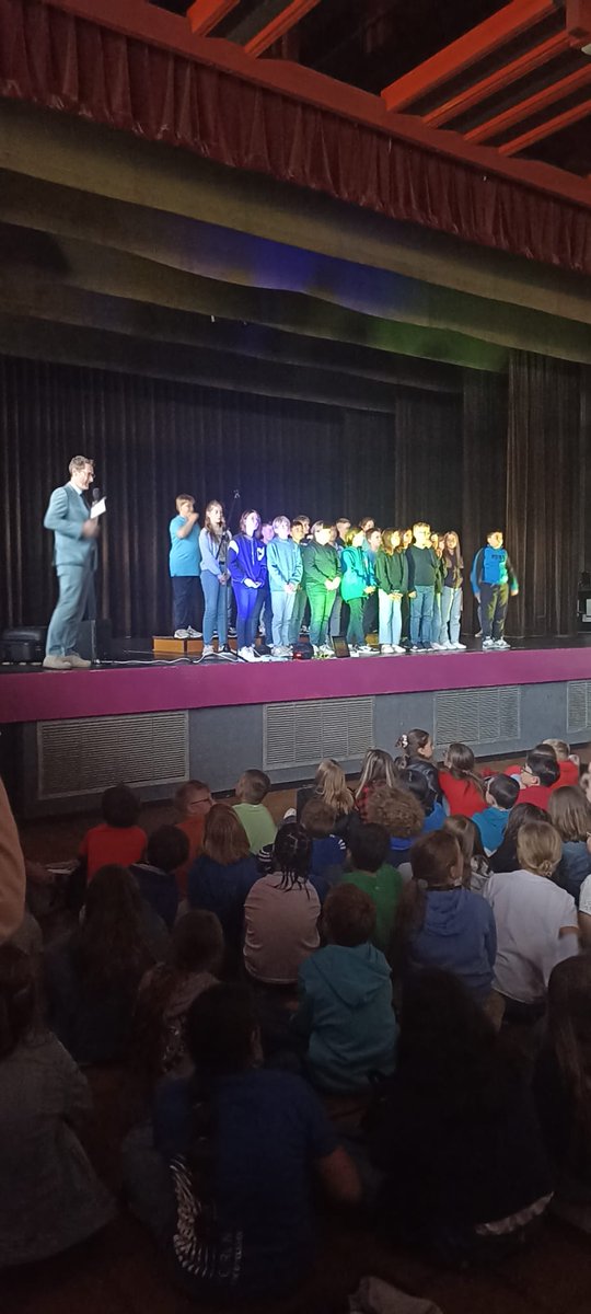 damienplontz's tweet image. Les Émotions de la planète, travail d'une grande qualité par les élèves de 6eme du @CLGSEITLINGER et l'artiste Roberdam. Joie, peur, colère, mais aussi gratitude, confiance, beauté, émotions exprimées par la planète. #ORALITE @pf_mourier @cabbeke @daac_nancy_metz @LopezJrmy5