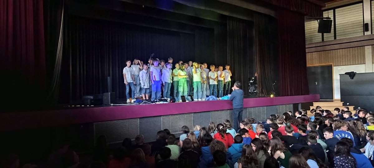 damienplontz's tweet image. Les Émotions de la planète, travail d'une grande qualité par les élèves de 6eme du @CLGSEITLINGER et l'artiste Roberdam. Joie, peur, colère, mais aussi gratitude, confiance, beauté, émotions exprimées par la planète. #ORALITE @pf_mourier @cabbeke @daac_nancy_metz @LopezJrmy5