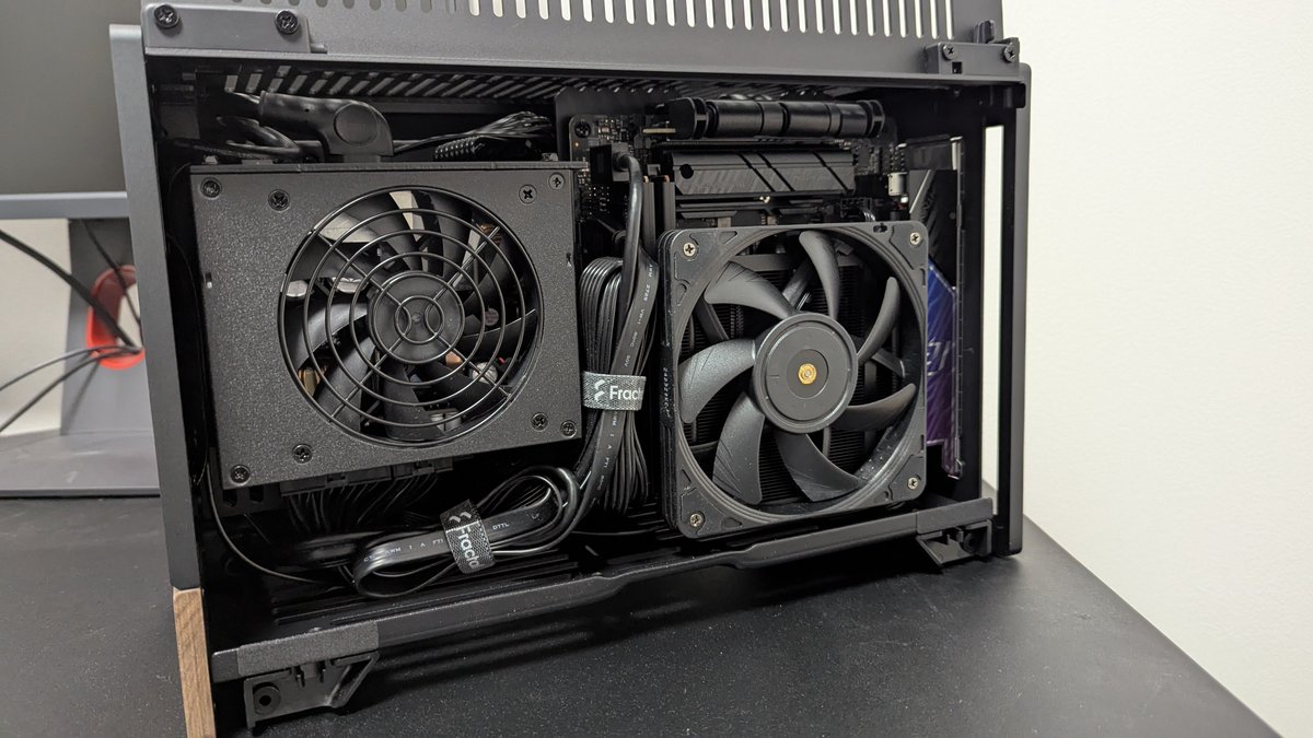 KDKZ1107's tweet photo. YouTubeを見て一目惚れ
構成はありきたりかもしれないけど、組んでよかったPC
#FractalDesign
#Ryzen7
#9700X
#ASRock
#Sapphire
#RX9070 https://t.co/u8XisiDf1V
