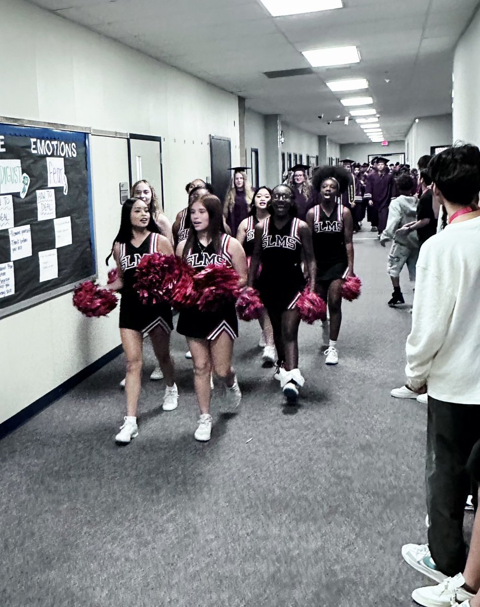 SLMSTitans's tweet image. Sugar Land MS cheerleaders and pep squad celebrate our former Titans and now Kempner HS Graduating Class of 2025 in our Senior Walk. @KHS_Cougars @FortBendISD @SLMSCounselors