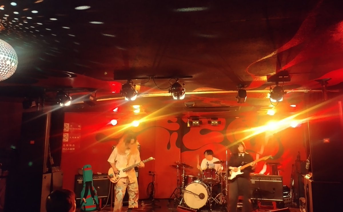昨日久しぶりにライブを観に行きました。U.F.O CLUB。

NEW NEZUMI PARADISE
※西宮灰鼠さんの新バンド

古宮夏希 band set

夏希さんは壊れかけを始めた年に出会ったから18年前、ねずみさんは更に前に出会ってて20年前。

長い時間の間に、皆色々あったね。
でもその色々が、音楽になるんだね。