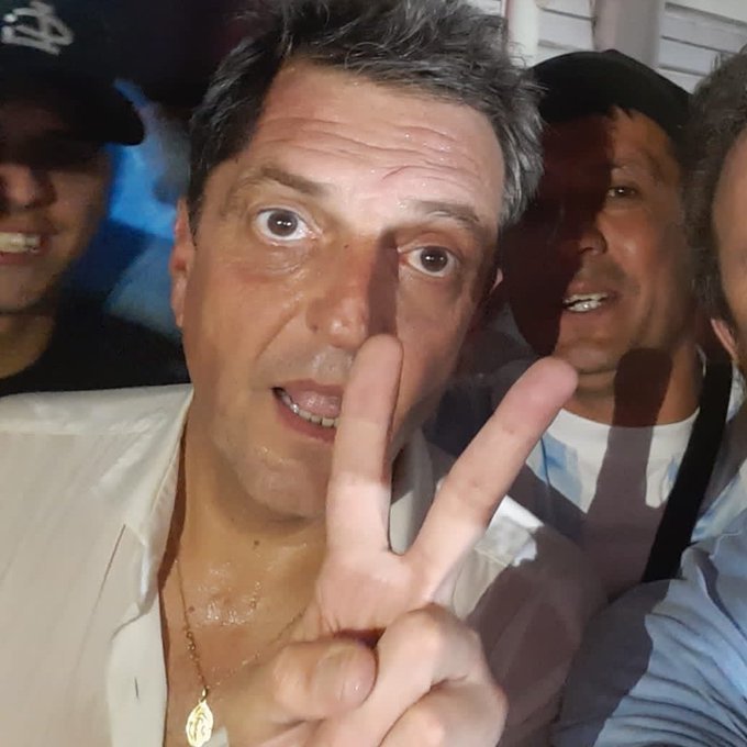 TraductorTeAma's tweet image. Pensar que hace un año y medio a la economía del país la manejaba este tipo que emitió 13puntos del PBI en pesos para intentar ser presidente.
Rubinstein lo ayudó, nunca se olviden de Rubinstein.