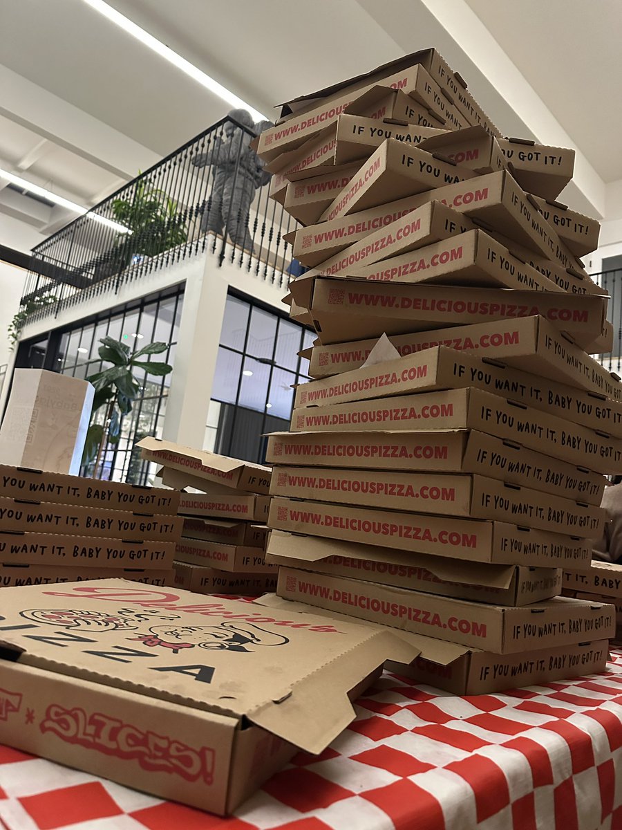 LA pulled up and stacked ‘em high.
Good vibes. Dank slices. Party went up.