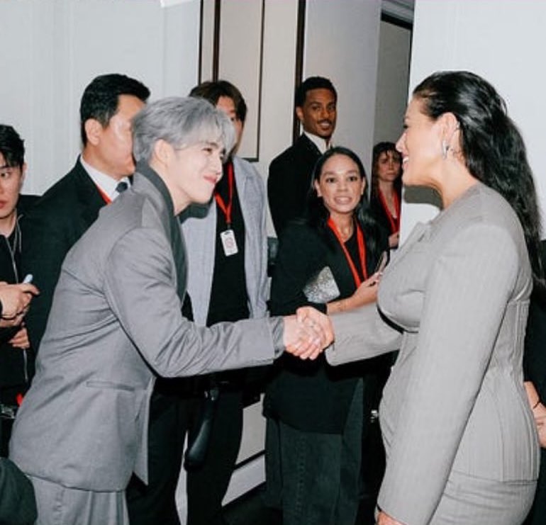 sounds_of_cheol's tweet photo. ashley graham with scoups at the met gala. they are both for BOSS 🩶 https://t.co/jjKhb04dBt