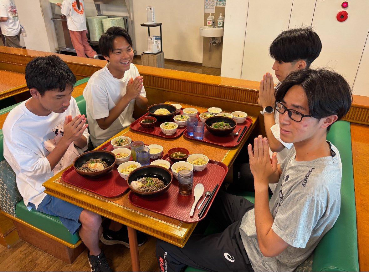 本日の昼食と食事の様子です！！

メニューを掲げているのは、
今村蓮（4年生）
今村悠（4年生）です。

＃日薬陸部ごはん
＃スポーツ栄養
＃前代未聞の逆転集団
＃日本薬科大学陸上部